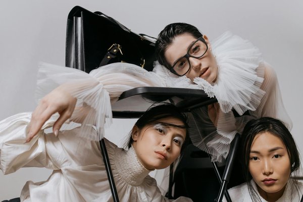 Wat zijn de kleuren van het seizoen in dameskleding?